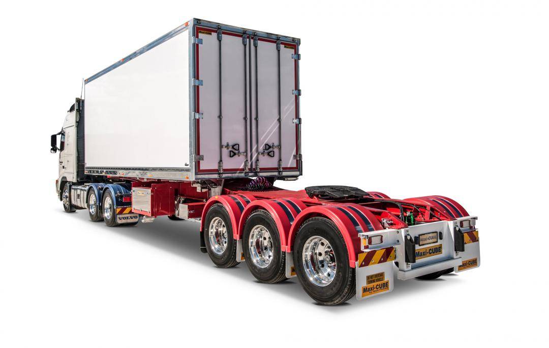 MaxiCUBE REEFER LEAD trailer on a white truck with red dolly driving on a white background